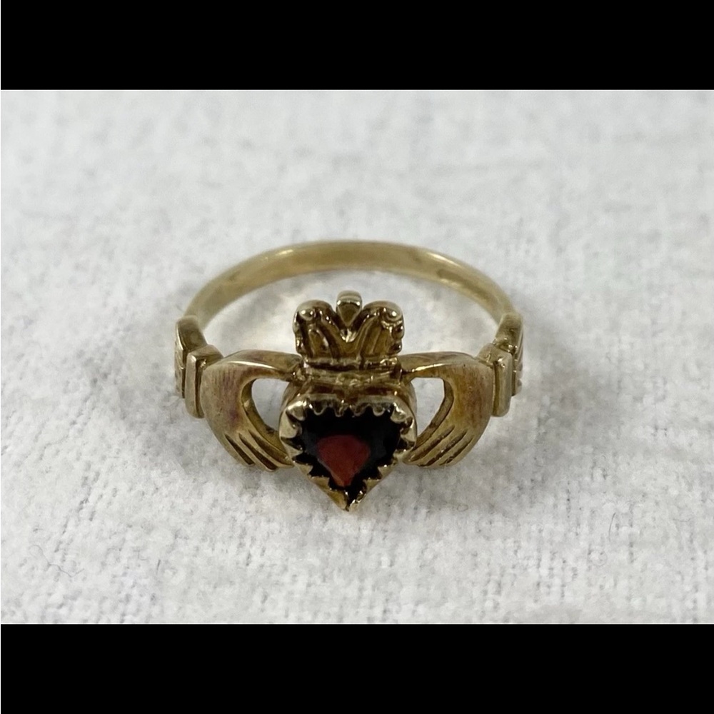 Vintage 9k Yellow Gold Claddagh Ring Bohemian Garnet 5.5 1.7 grams